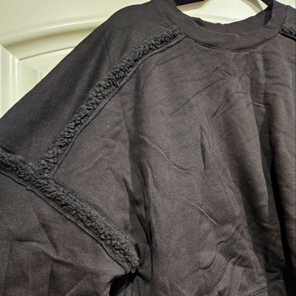 Alo Yoga City, Black, Long Sleeve Crop Top Workout Sweater Shirt Size Large - Picture 4 of 5